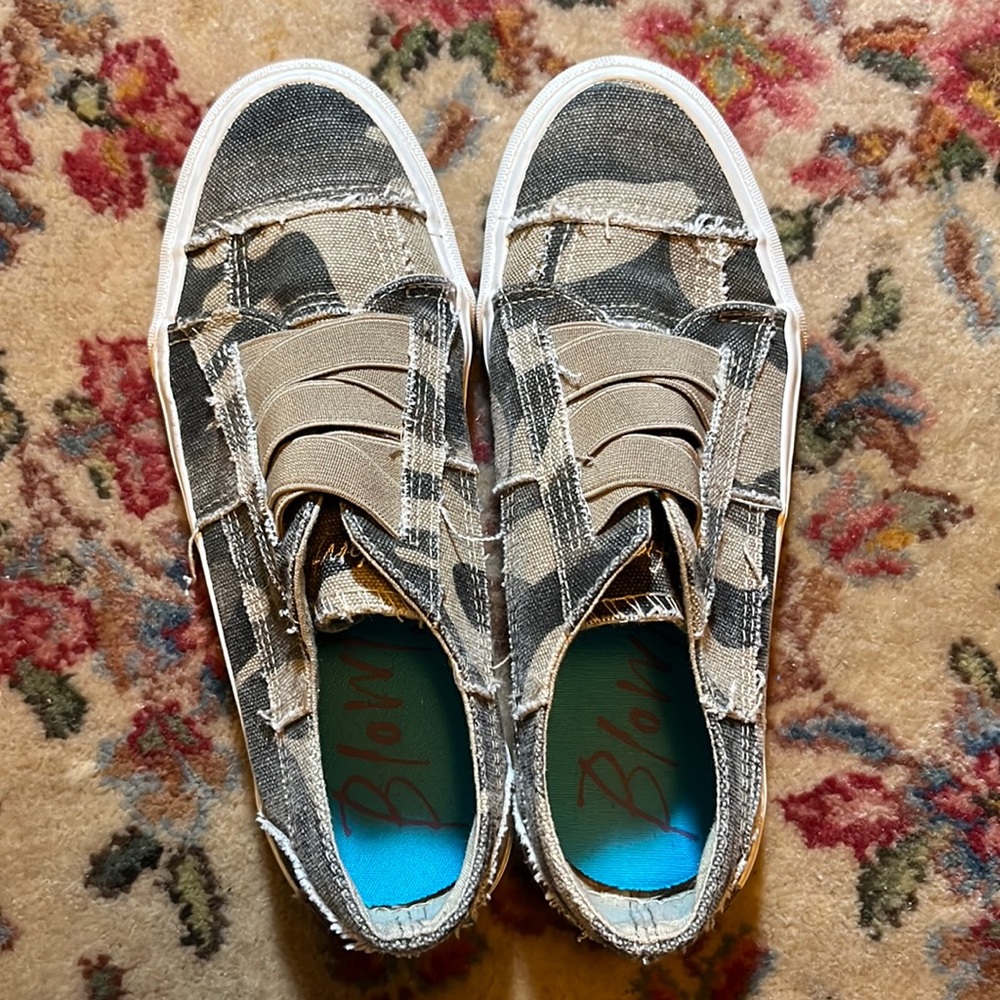 DONATING LAST CHANCE Blowfish slip on sneakers